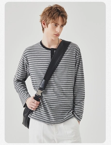 Detail van grijs-zwart gestreept Henley-shirt met lange mouwen en contrast-halslijn