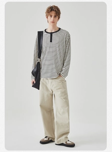 Gedetailleerd beeld van heren Henley-shirt met strepen, cargobroek en schoudertas