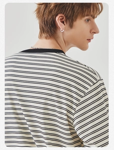 Detailopname van het zwart-wit gestreepte T-shirt met ronde hals en geribbelde kraag