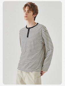 Detail van heren ruimvallend gestreept Henley-shirt met lange mouwen en zwarte ronde hals
