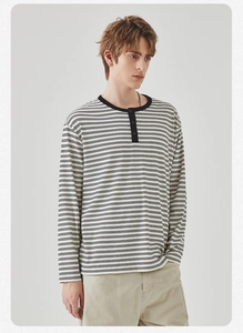Detail van gestreept Henley-shirt met contrastkraag en knoopjes aan de voorkant