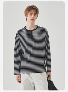 Detail van de Henley-hals met drie knopen op het gestreepte herenshirt met lange mouwen