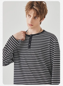 Detailweergave van de Henley-kraag met knopen op dit gestreepte shirt met lange mouwen