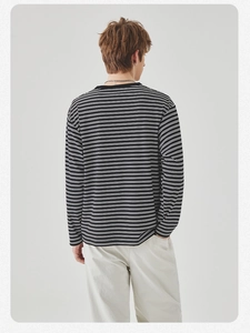Achteraanzicht van een losvallend shirt met lange mouwen en klassieke zwart-witte horizontale strepen