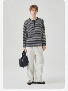 Gestreepte herenshirt met lange mouwen, beige cargobroek en zwarte tote tas als outfit