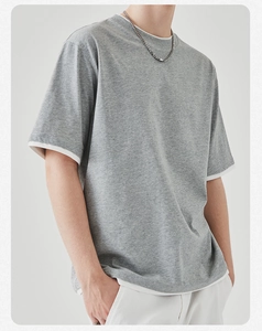 Detail van grijs nep-tweeluik T-shirt met witte laagjes aan de zoom en ronde halslijn
