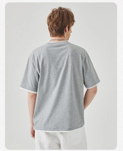 Achteraanzicht van grijs T-shirt met korte mouwen en faux two-piece design met bies