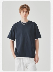 Detail van het marineblauwe faux-tweedelig t-shirt met witte contrastkraag en mouwrand