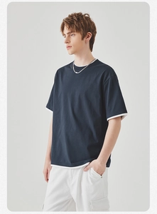 Detailweergave van marineblauw fake two-piece t-shirt met witte contrasterende biezen