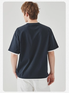 Achteraanzicht van een ruimvallend donkerblauw heren t-shirt met witte faux layering details