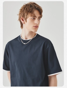 Detail van marineblauw fake two-piece T-shirt met witte gelaagde kraag en mouwboorden