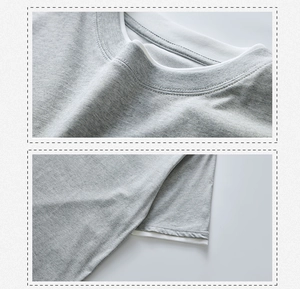 Detailopname van grijze katoenen stof en witte gelaagde manchetten op een heren t-shirt