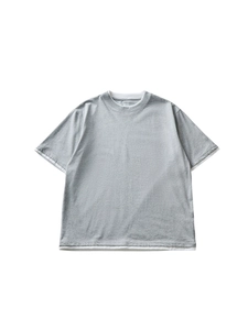 Middelgrijs nep-tweeluik T-shirt met korte mouwen en een losse, gelaagde pasvorm
