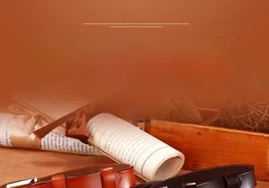 Gros plan de ceintures vintage en cuir marron et café avec des boucles en métal élégantes