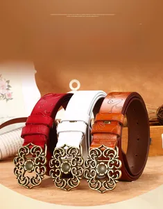 Détail de trois ceintures en cuir avec motifs floraux gaufrés et boucles en bronze
