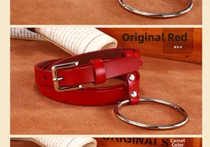 Détail de la ceinture fine en cuir rouge avec boucle argentée et grand anneau métallique
