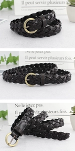 Détails d'une ceinture tressée marron foncé avec une boucle ardillon ronde en métal vintage