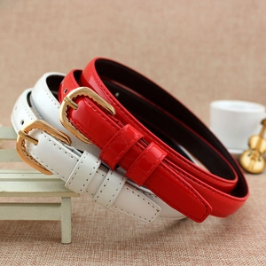 Ceintures fines en cuir verni rouge et blanc avec boucles dorées élégantes