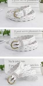 Vue détaillée d'une ceinture tressée blanche en cuir avec boucle dorée ronde rétro