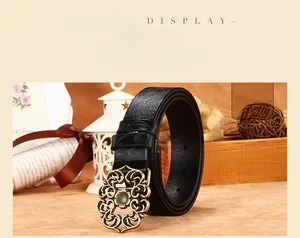 Détail de ceinture en cuir noir avec gaufrage floral et boucle baroque dorée vintage