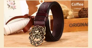 Détail de ceinture en cuir café avec gaufrage floral et boucle tournesol en bronze