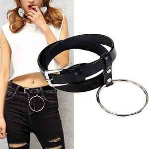 Ceinture femme en similicuir noir avec grand anneau en métal argenté et boucle brillante