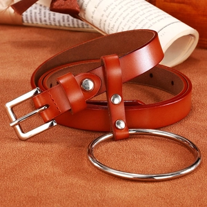 Ceinture en cuir marron avec boucle anneau argentée et esthétique vintage sur fond texturé