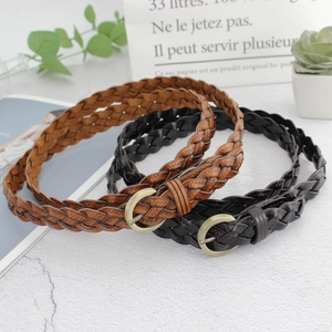 Ceintures tressées en cuir marron et noir avec boucles dorées sur un support élégant