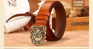 Détail de la ceinture en cuir camel avec motifs floraux gaufrés et boucle vintage