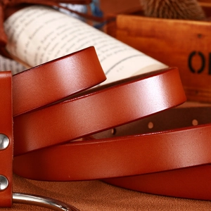 Ceinture pour femme en cuir véritable marron avec boucle en métal argenté et rivets décoratifs