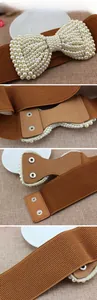 Dettagli della cintura elastica marrone con grande fiocco di perle e bottoni a scatto