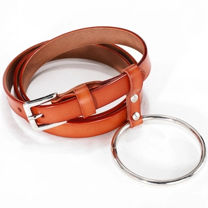 Ceinture classique en cuir marron avec un grand anneau en métal argenté et boucle