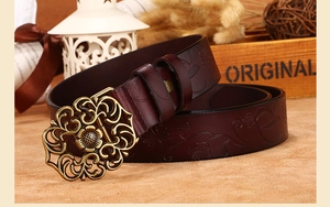 Vue détaillée de la boucle florale vintage et de la texture du cuir embossé de la ceinture