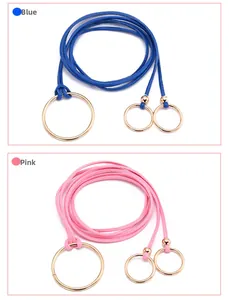 Détails de ceintures fines en cuir rose et bleu avec boucles dorées élégantes en métal