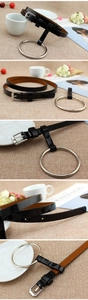 Détails d'une fine ceinture en cuir PU noir brillant avec anneau en métal argenté