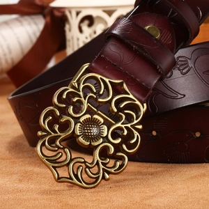 Ceinture femme vintage en cuir embossé rouge brun avec boucle florale en métal ajouré