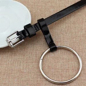 Ceinture fine en cuir PU noir pour femme avec grand anneau en métal argenté et brillant