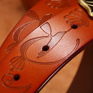 Ceinture en cuir marron caramel avec motifs floraux gaufrés et boucle en bronze