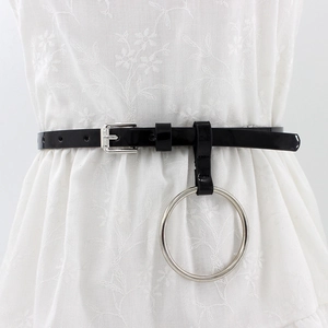 Ceinture fine noire en cuir PU pour femme avec grand anneau argenté sur robe