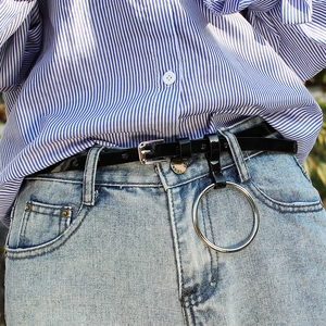 Ceinture fine en cuir PU noir pour femme avec grand anneau en métal argenté et boucle carrée