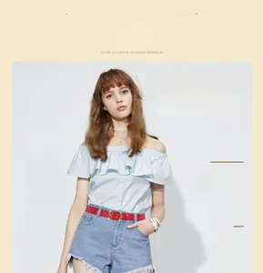 Gros plan d'une ceinture vintage en cuir rouge avec boucle dorée embossée pour femmes