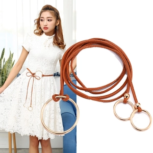 Fine ceinture marron enroulée pour robes avec des accents métalliques dorés ronds
