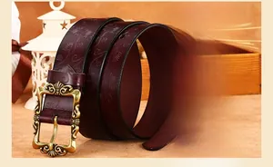 Gros plan détaillé sur une ceinture en cuir gaufré vintage avec processus de bord d'huile