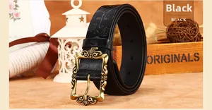 Détail de boucle en laiton vintage et motif floral gaufré sur ceinture en cuir noir