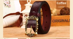 Détail de la ceinture en cuir marron café avec motif gaufré et boucle vintage dorée