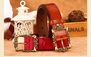 Détails de ceintures en cuir vintage avec motifs floraux et boucles baroques gravées