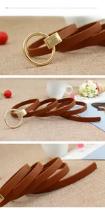 Détails d'une ceinture marron avec boucle ronde dorée et texture souple pour nouage