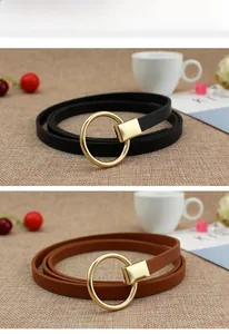 Détail de fines ceintures en cuir pour femmes en noir et marron avec boucles dorées