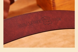 Détail de l'intérieur de la ceinture en cuir véritable avec logo gaufré et marquage de taille