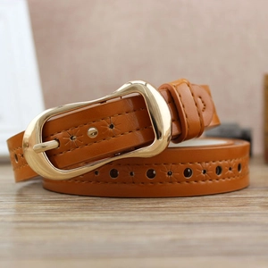 Sottile cintura marrone da donna con fibbia dorata ed eleganti dettagli traforati
